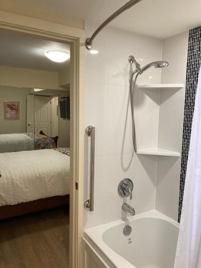 Bright Poolside Walkout Two Bedroom Basement Suite In The Okanagan Penticton Bagian luar foto