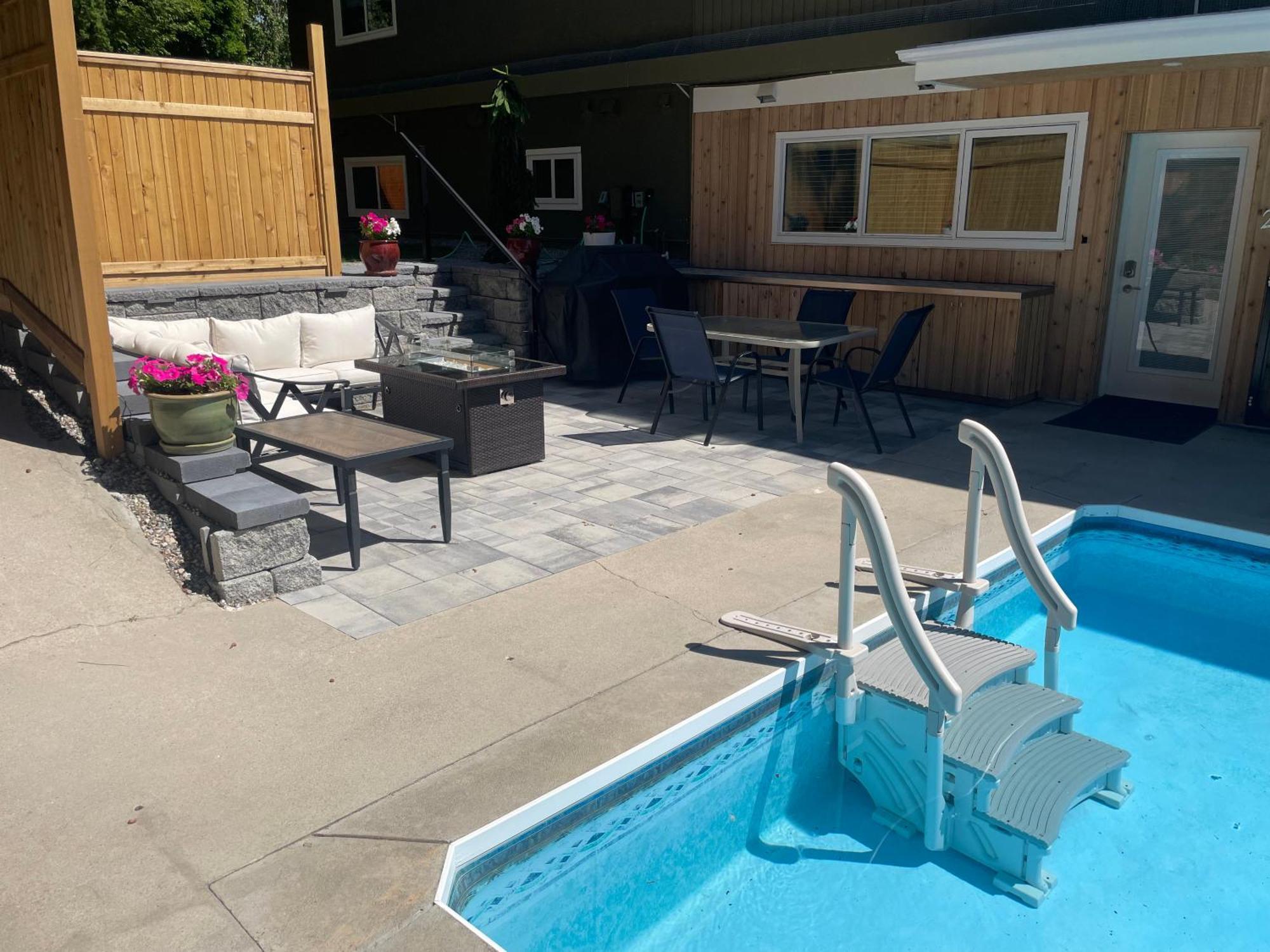 Bright Poolside Walkout Two Bedroom Basement Suite In The Okanagan Penticton Bagian luar foto