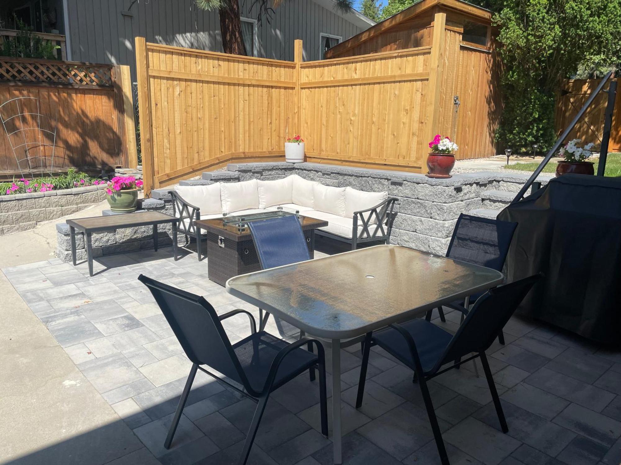 Bright Poolside Walkout Two Bedroom Basement Suite In The Okanagan Penticton Bagian luar foto